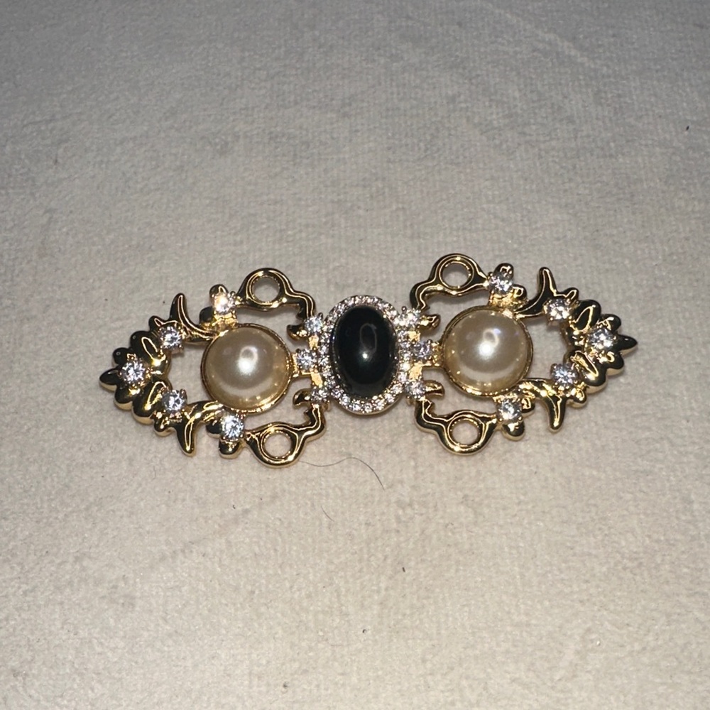 14k Gold-Plated Pearlescent and Black Center Brooch